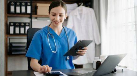 Ärztin checkt ihr Gehalt