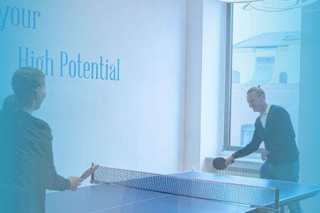 Tischtennis spielen HiPo Ärztevermittlung