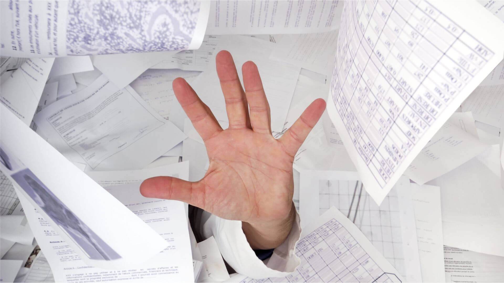 Hand von Arzt in bürokratischen Dokumenten