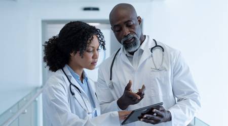 Ärztin und Arzt unterhalten sich