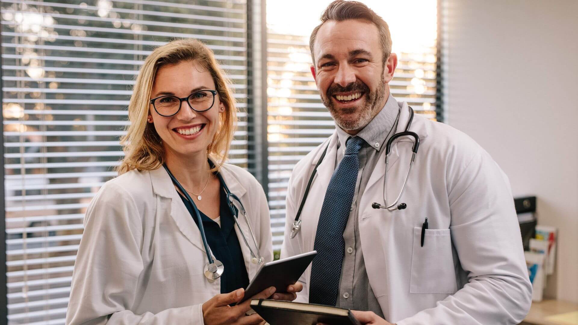 Arzt und Ärztin üben ihren Traumberuf aus