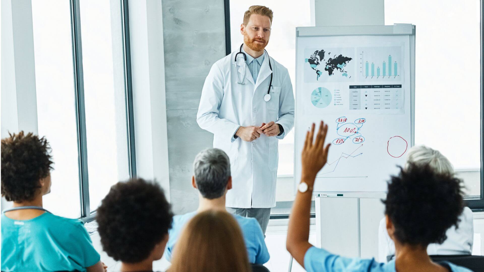 Medizinstudenten auf dem Weg zu ihrer Approbation Arzt hält Vortrag vor einer Gruppe junger Medizinstudenten und hilft ihnen beim Arzt werden.