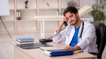 Arzt erhält eine schlechte Nachricht am Telefon