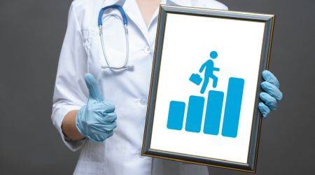 Ärztin hält Bild hoch, welches das Ärzte-Ranking darstellt, indem ein Arzt ein Ranking-Diagramm hochwandert