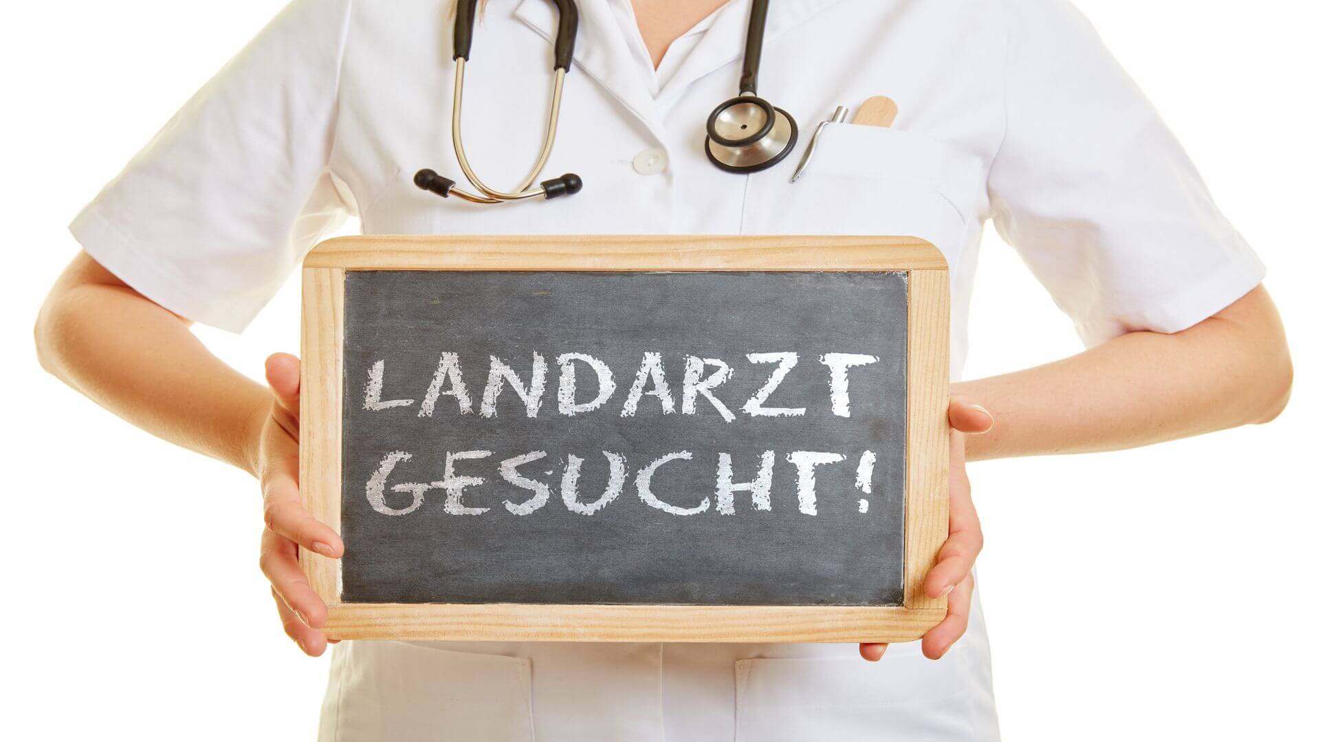 Ärztin hält Schild mit der Aufschrift "Landarzt gesucht!"