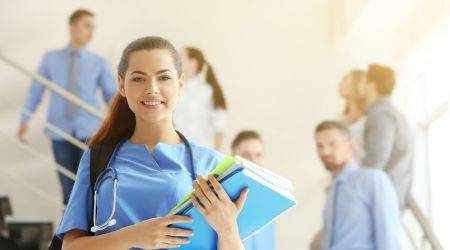 Junge Nachwuchsärztin auf dem Weg in die Vorlesung