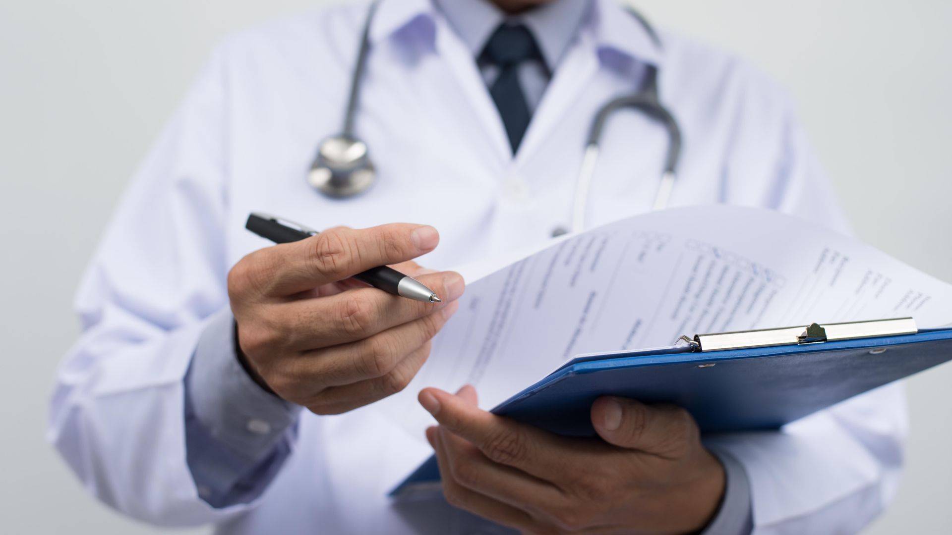 Mediziner ist dabei einen Arztbrief zu schreiben