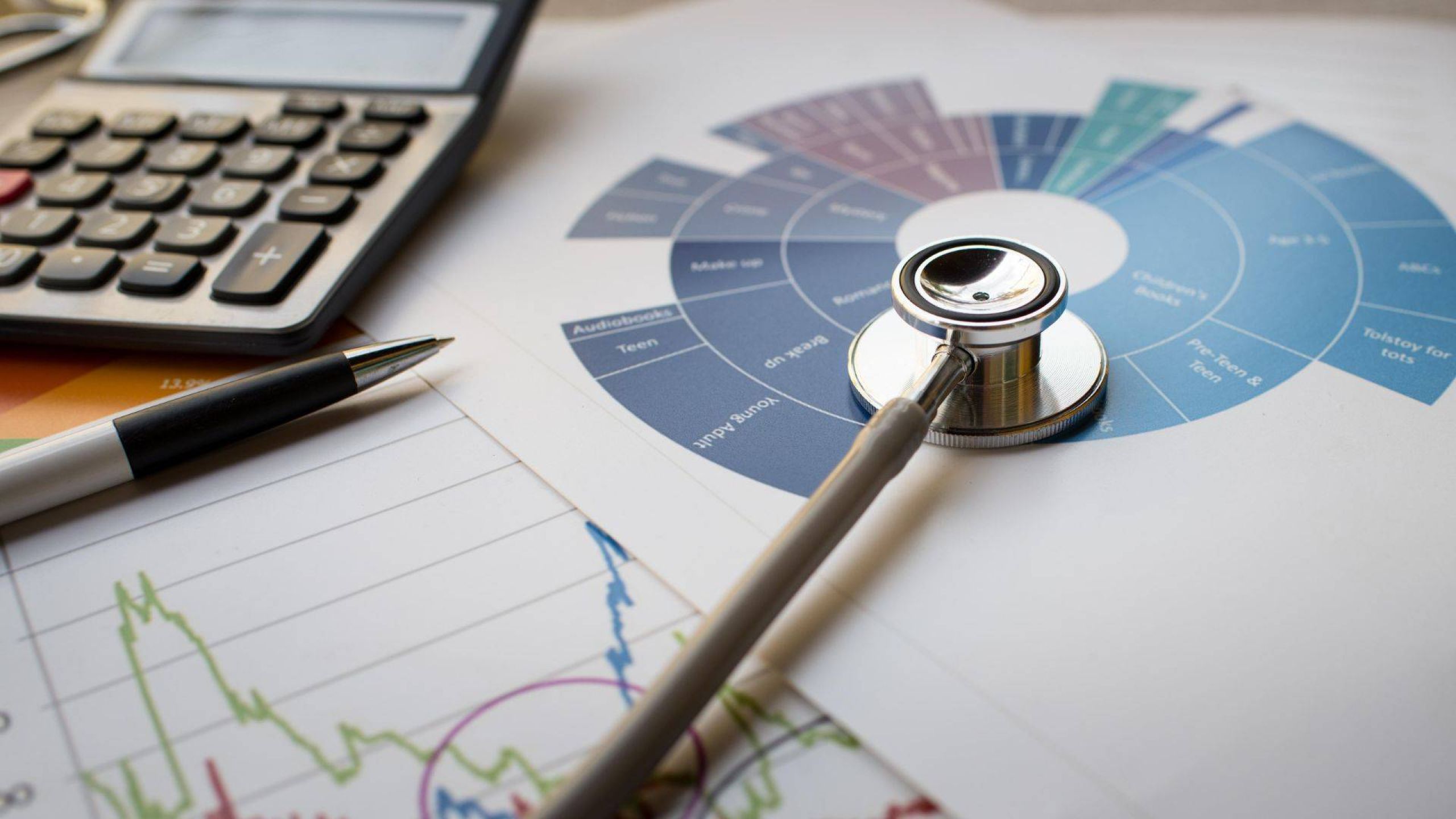 Stethoskop legt auf mehreren Dokumenten, die das Konzept einer Praxisfinanzierung darstellen