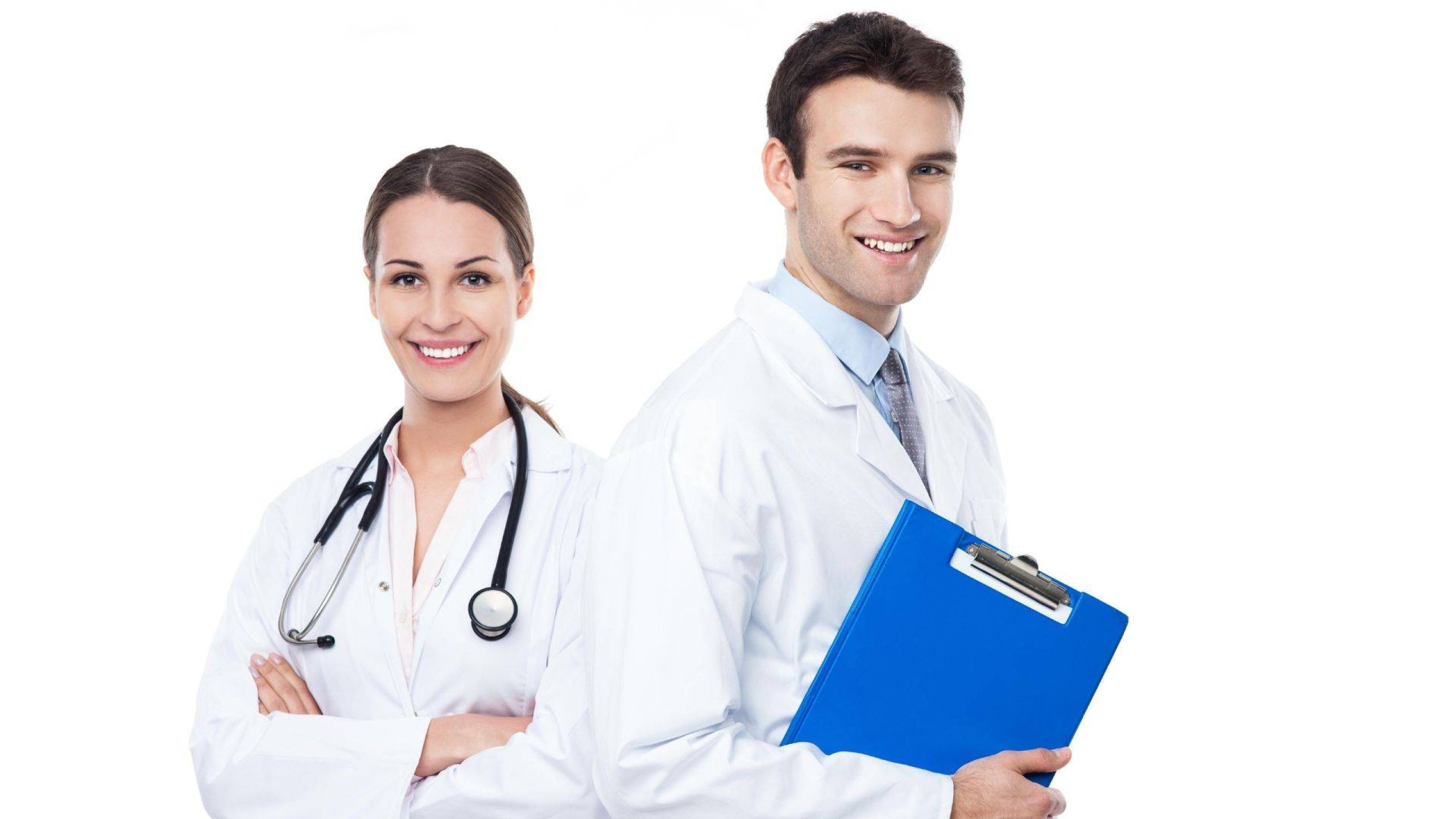 Arzt und Ärztin stehen lächelnd nebeneinander