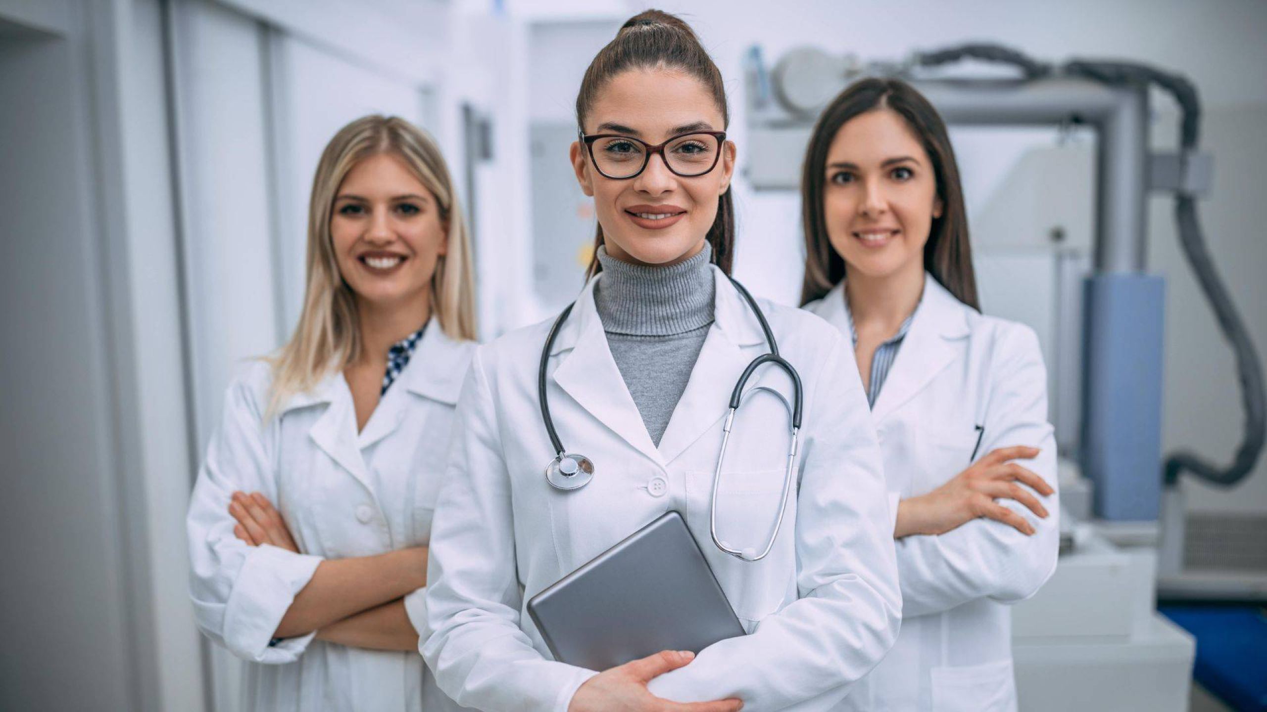 Frauen in der Medizin lächeln in die Kamera