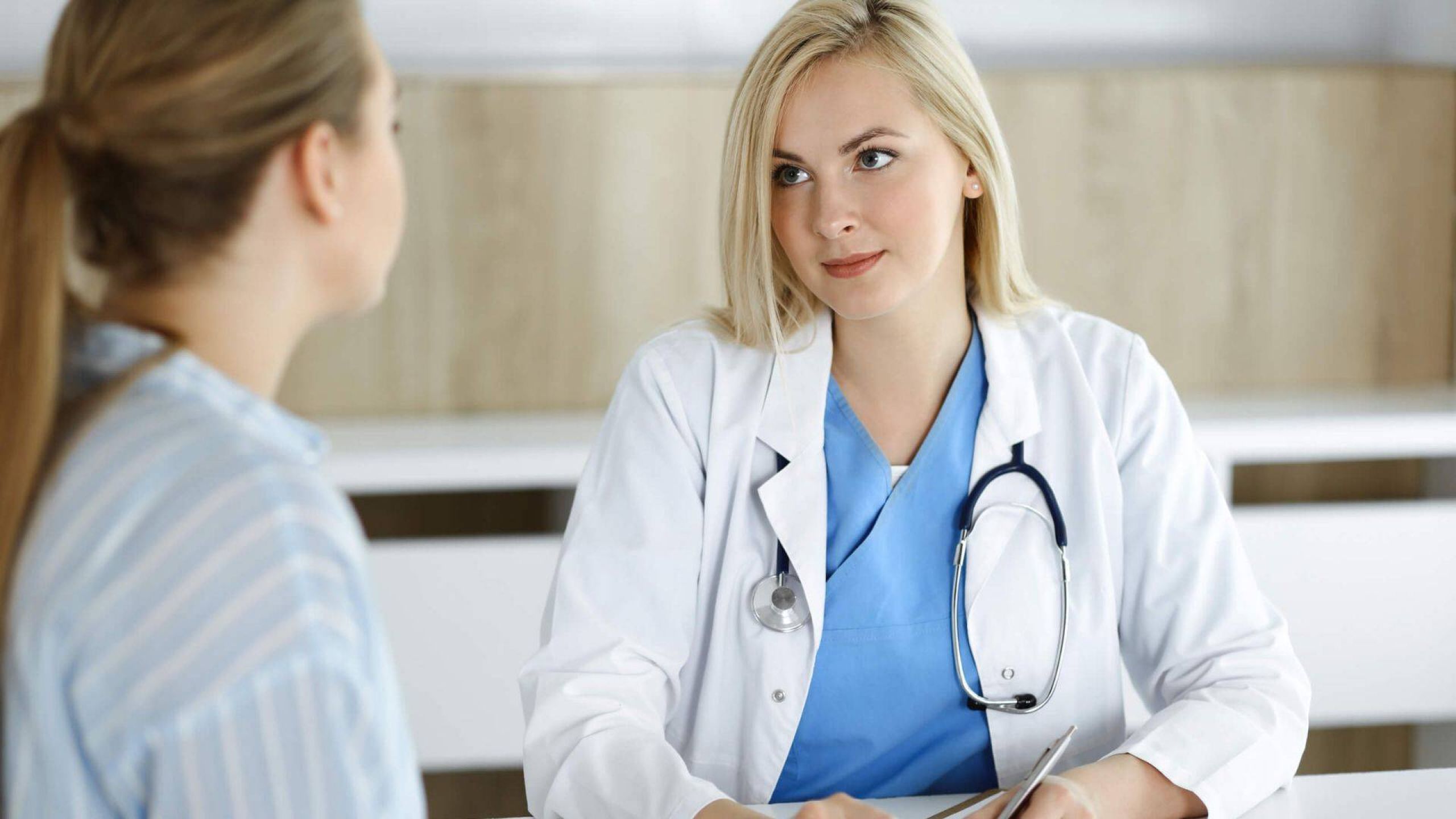 Junge Ärztin spricht mit Patientin