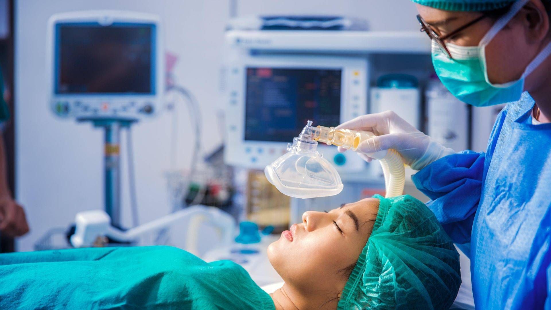 Patientin wird für eine Operation von Anästhesistin narkotisiert