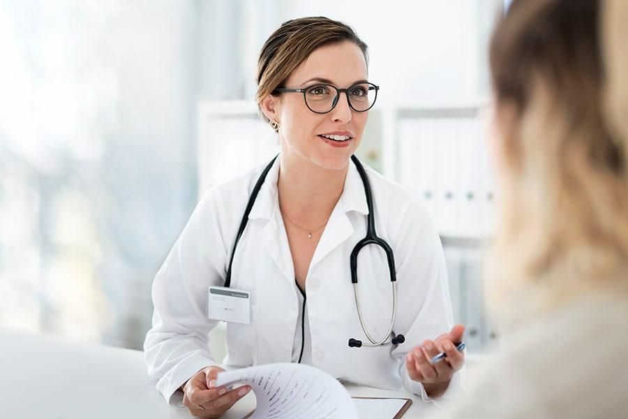 Eine Ärztin bespricht mit einer Beraterin ihre Karriereoptionen