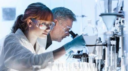 Ärztin und Arzt arbeiten in einer Forschungseinrichtung