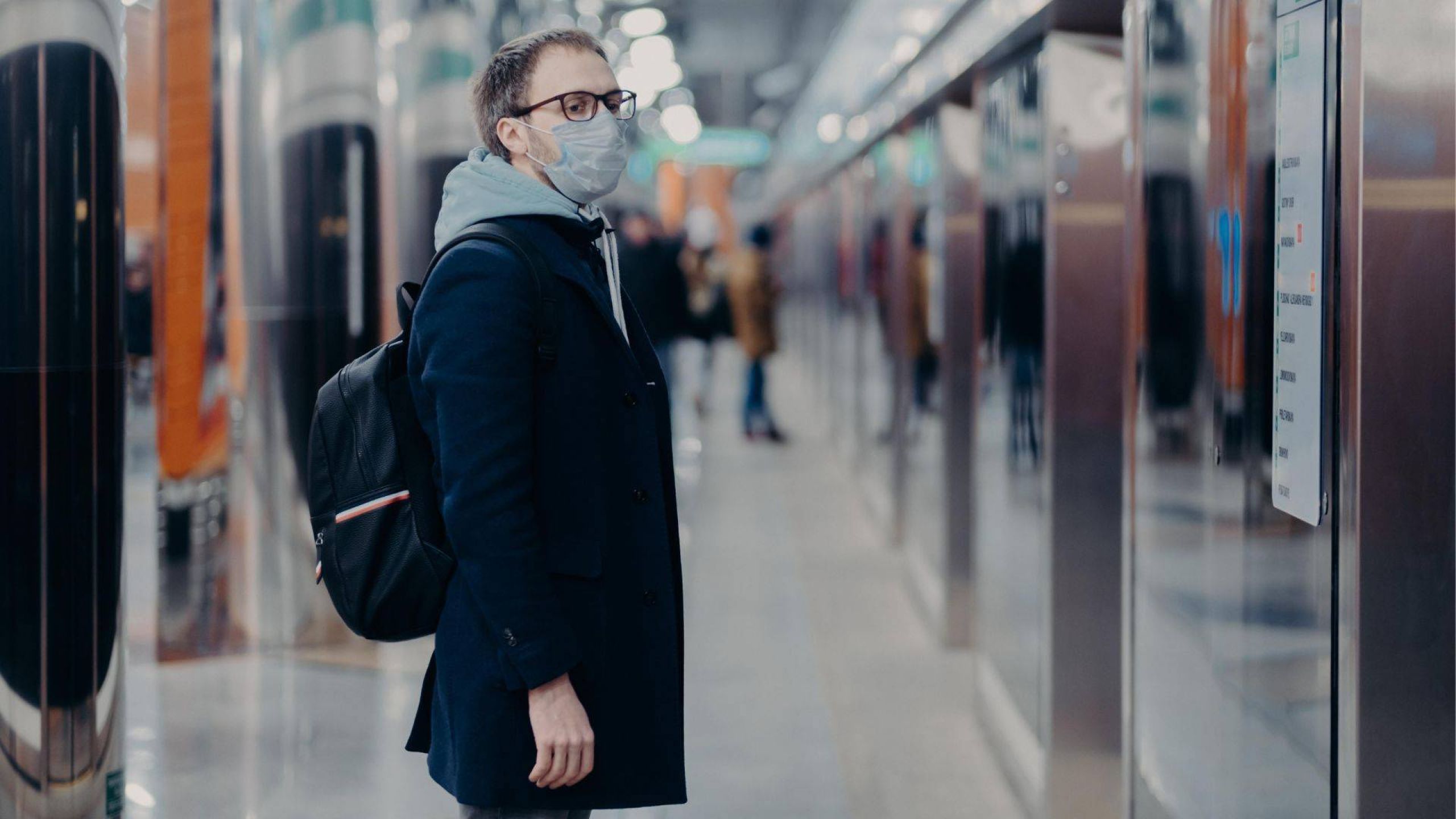 Junger Arzt pendelt per Bahn in die Arbeit
