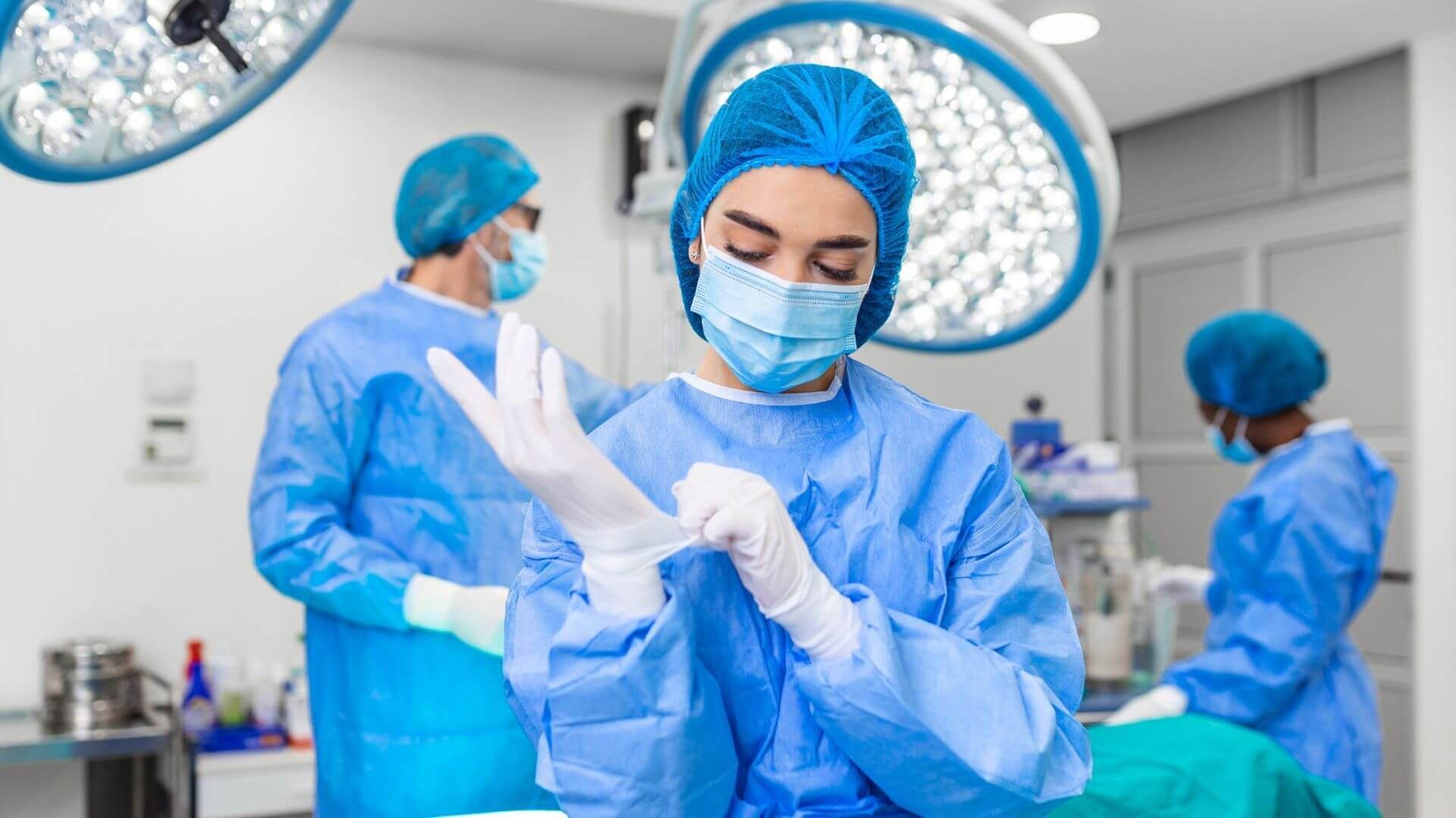 Ärztin achtet durch Handschuhe und Mundschutz auf Arbeitsschutz im Krankenhaus