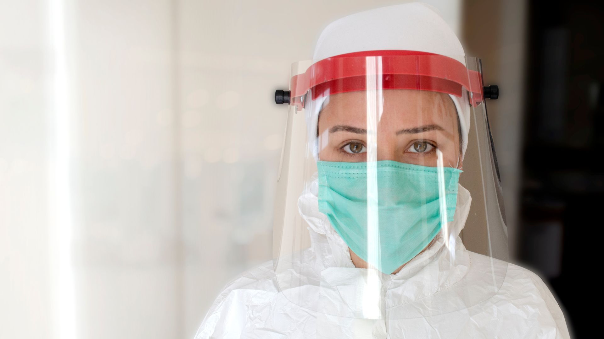 Ärztin trägt ihren Arbeitsschutz im Krankenhaus