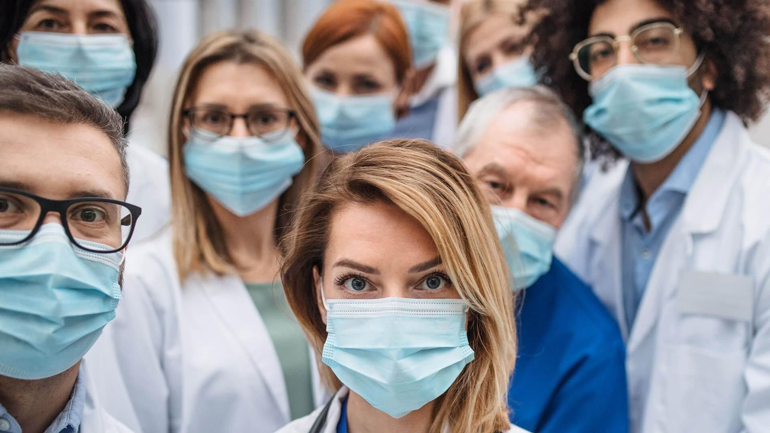 Ärzte mit Schutzmasken während Corona im Krankenhaus