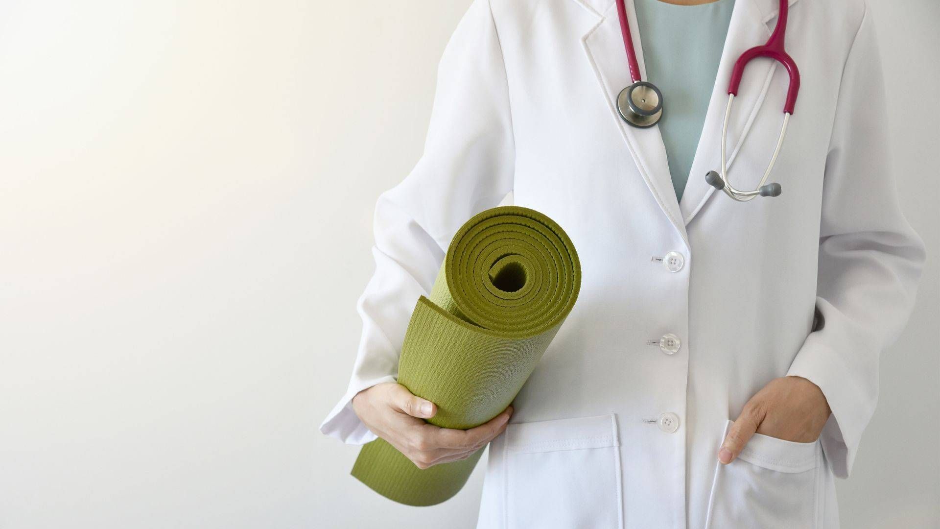 Eine Ärztin macht vor ihrer Schichtarbeit Yoga zur Entspannung.