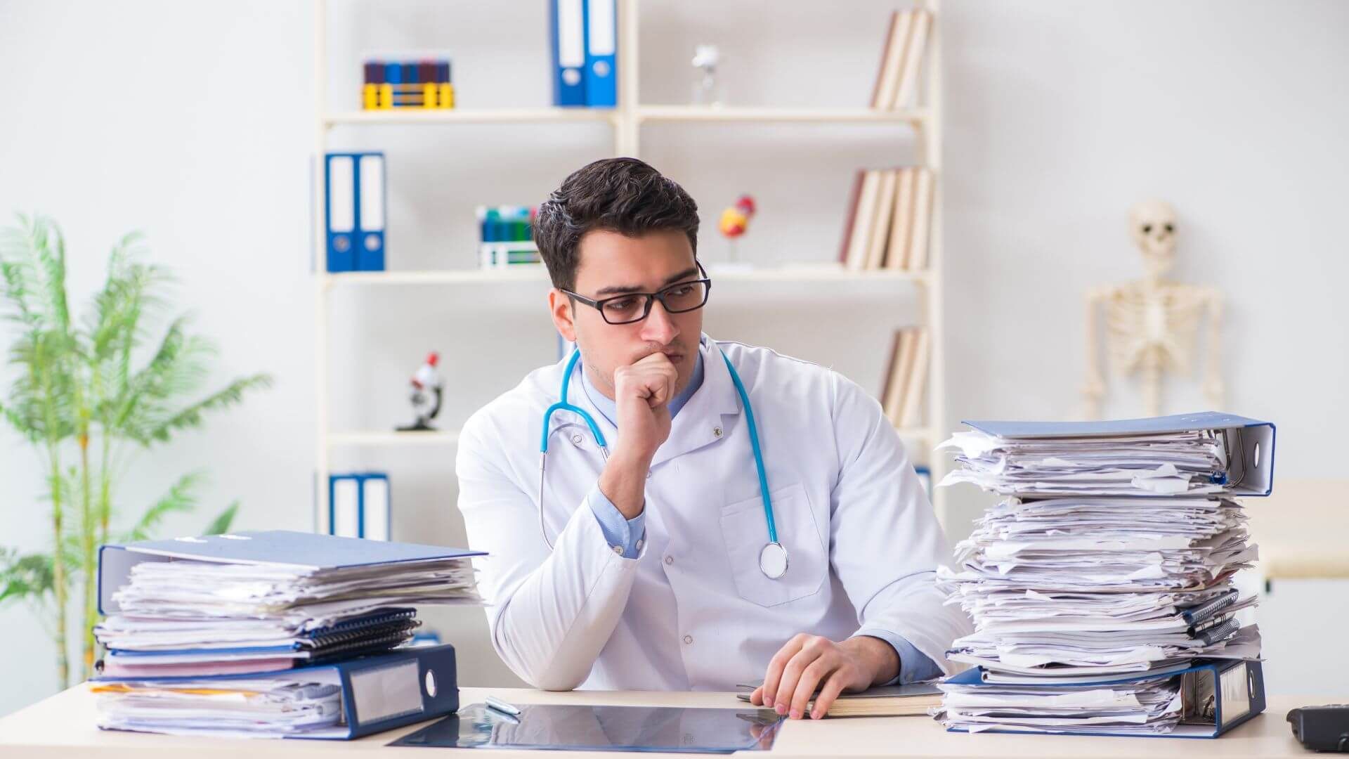 Junger Arzt frustriert von Bürokratie