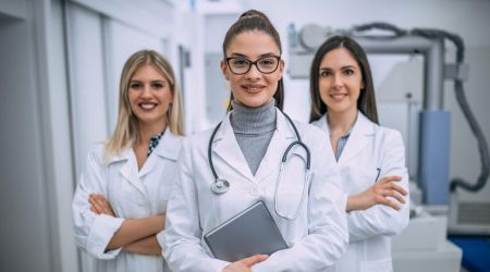Drei Frauen in der Medizin lächeln in die Kamera